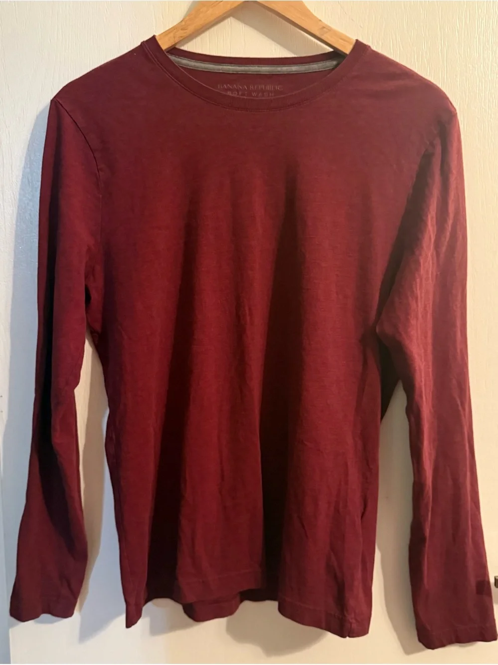 Banana Republic Men's Long Sleeve Crewneck Shirt - Maroon